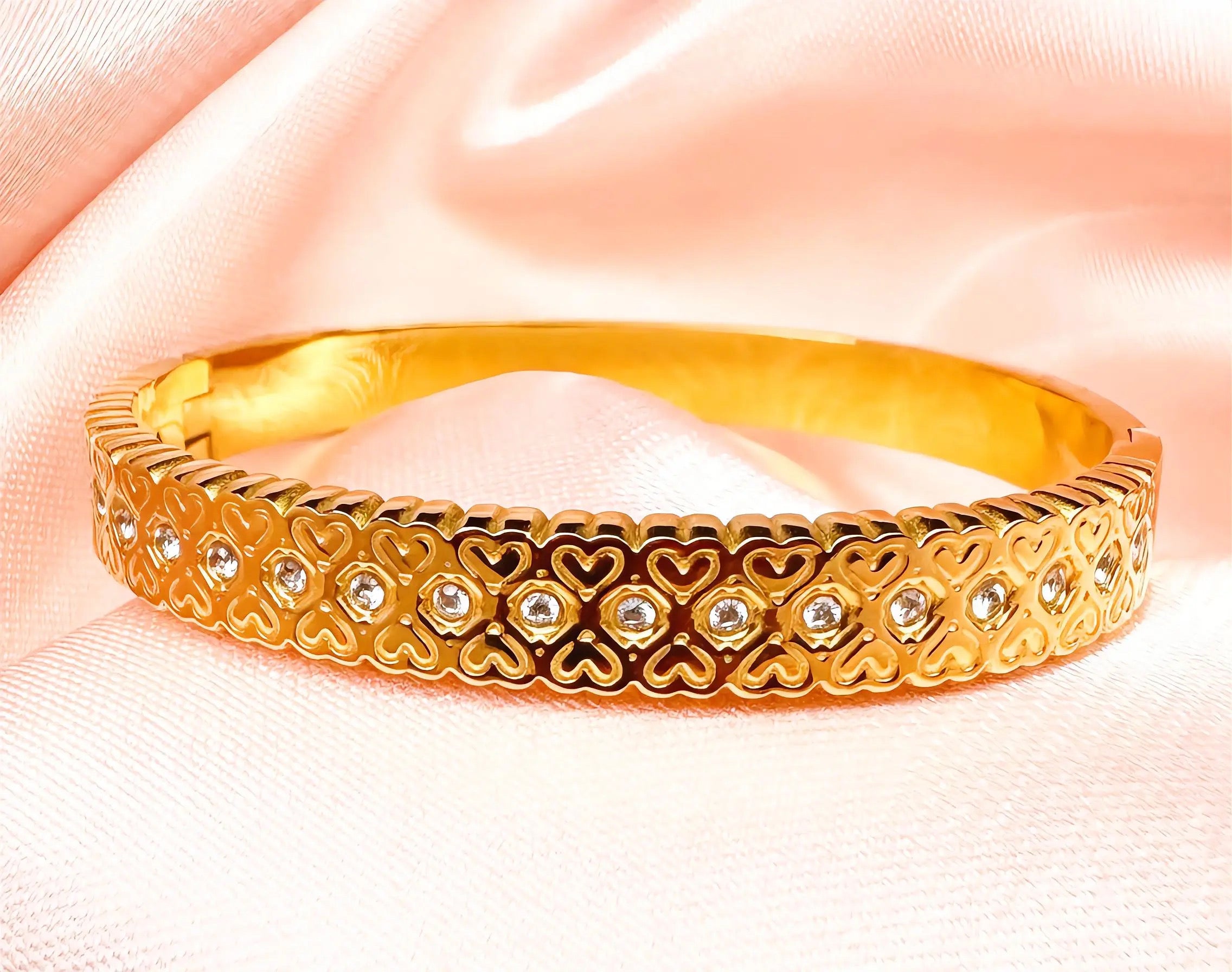 Amoura Heart Halo Bangle